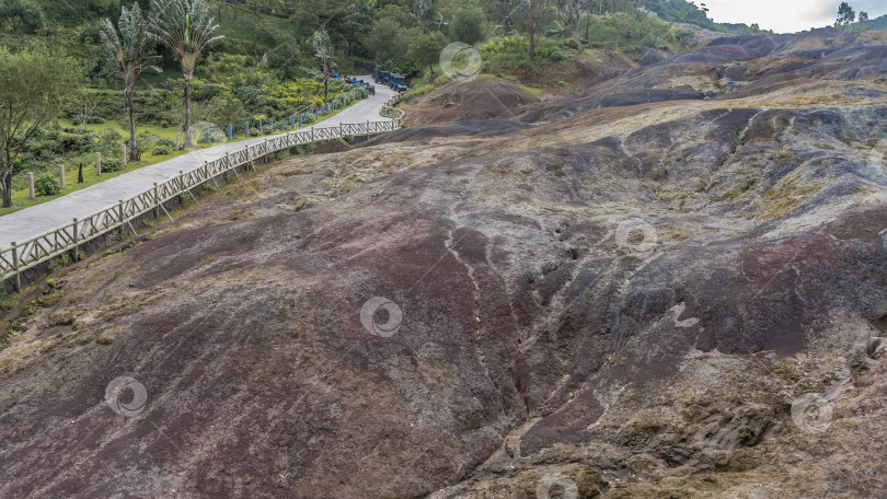 Скачать Знаменитая 23-цветная земля Маврикия. Красочный песчаный холм. фотосток Ozero