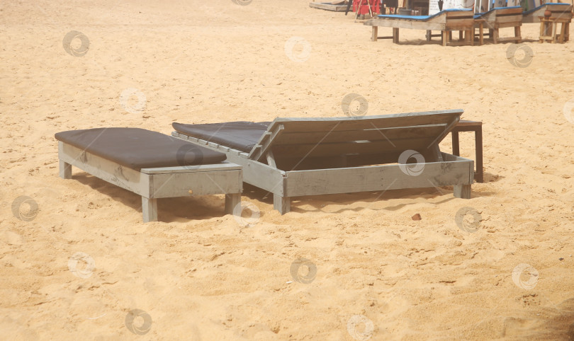 Скачать Пейзаж с пляжем и шезлонгами фотосток Ozero