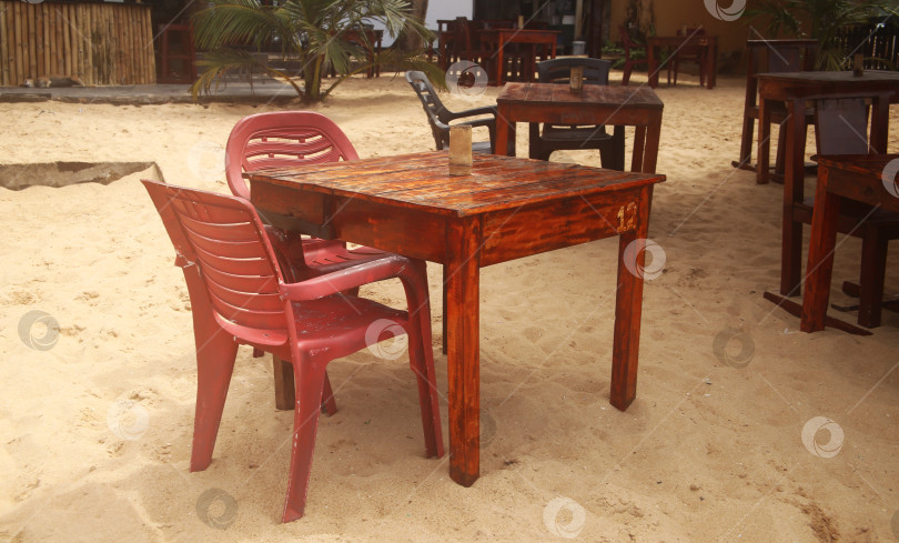 Скачать Панорама с видом на пляж и столики на курорте фотосток Ozero