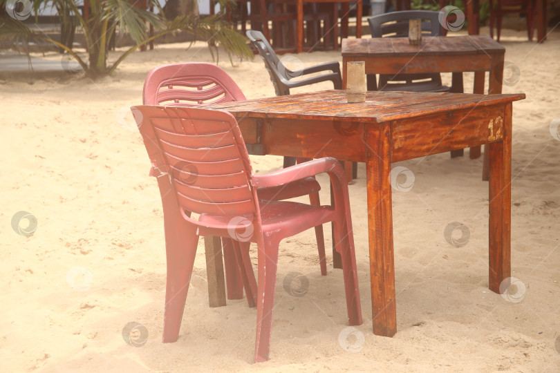 Скачать Пальмы, столики со стульями в кафе фотосток Ozero