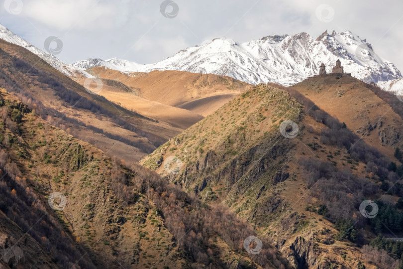 Скачать Церковь высоко в горах. Церковь Гергети, Грузия фотосток Ozero