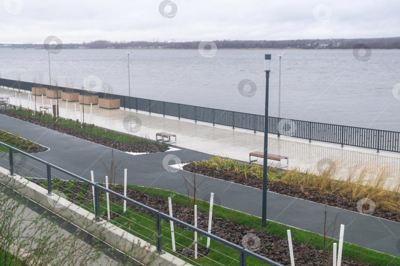 Скачать озеленение набережной в пасмурный день фотосток Ozero
