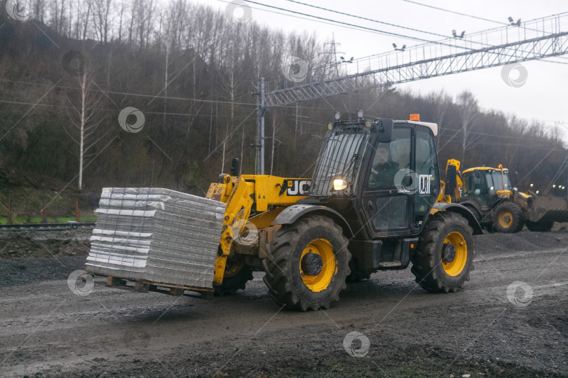 Скачать Тяжелая строительная техника на строительной площадке. Тяжелая строительная техника. фотосток Ozero