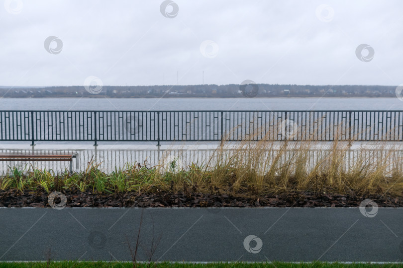 Скачать Вид на реку с набережной в пасмурную погоду. фотосток Ozero