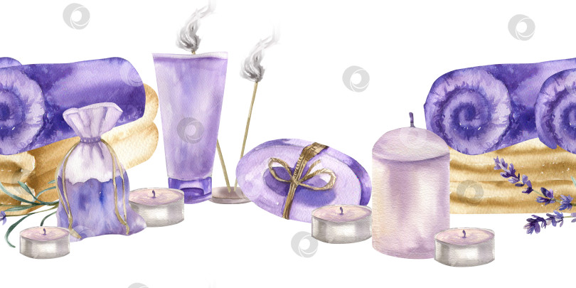 Скачать Женский уход за кожей и спа-салон, акварельная бесшовная кайма с фиолетовыми банными полотенцами, саше с ароматом лаванды, тюбиком крема для лица, кусочком мыла, свечами и полевыми цветами, иллюстрация для обоев велнес-центра фотосток Ozero