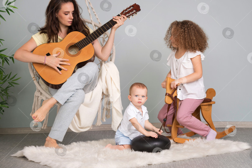 Скачать Мать-одиночка играет на гитаре фотосток Ozero