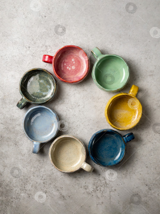 Скачать Вид сверху на разноцветные керамические чашки фотосток Ozero