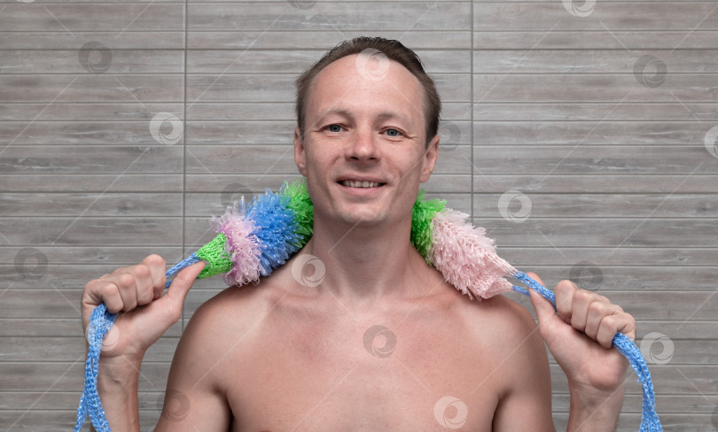 Скачать Мужчина в ванной с мочалкой в руках.  фотосток Ozero