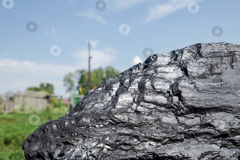 Скачать Большой каменный уголь на фоне голубого неба.  фотосток Ozero