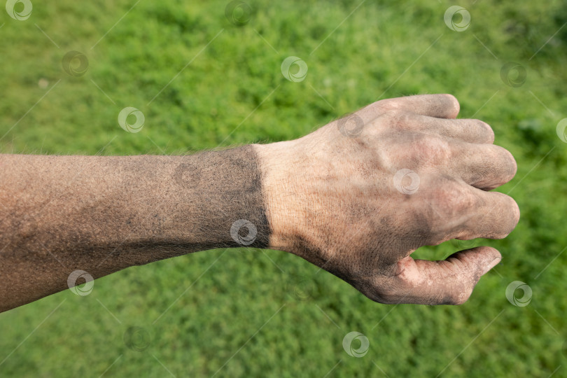 Скачать Рука шахтера, после снятия защитных перчаток. фотосток Ozero