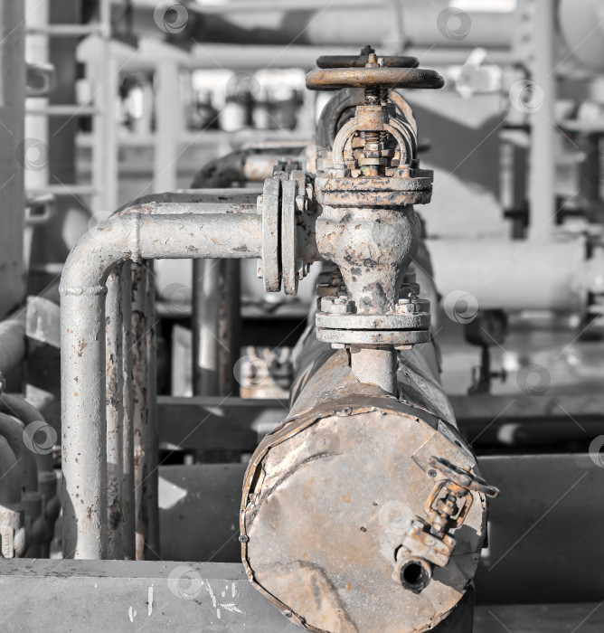 Скачать Старые клапаны коллектора на промышленном объекте фотосток Ozero