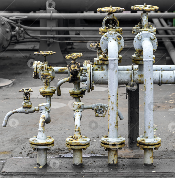 Скачать Старые клапаны коллектора на промышленном объекте фотосток Ozero