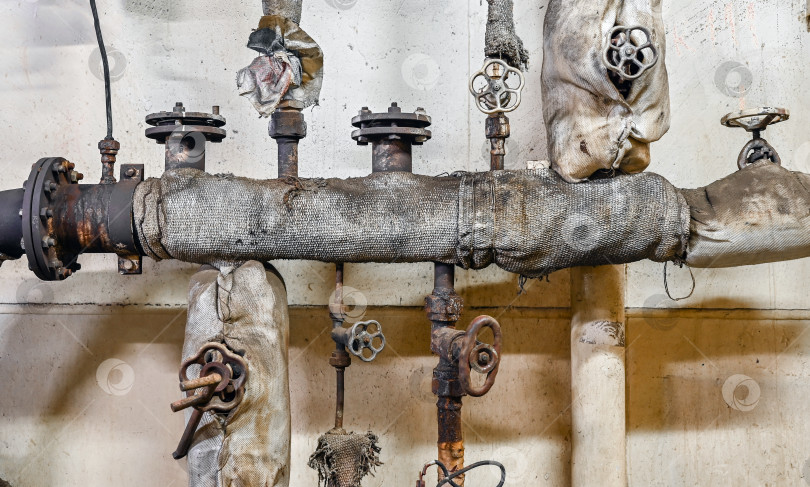 Скачать Старые клапаны коллектора на промышленном объекте фотосток Ozero