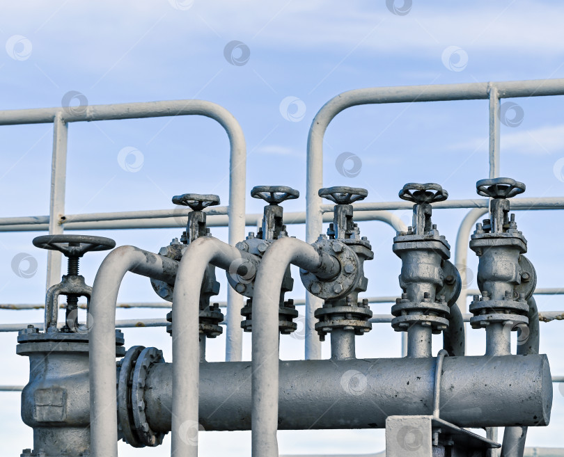 Скачать Старые клапаны коллектора на промышленном объекте фотосток Ozero