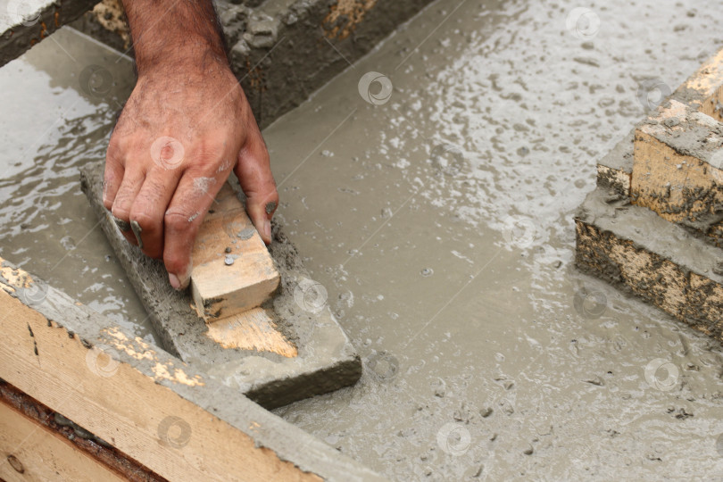 Скачать Мужские руки работают с бетоном фотосток Ozero