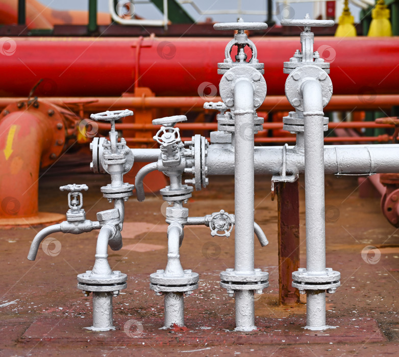 Скачать Старые клапаны коллектора на промышленном объекте фотосток Ozero