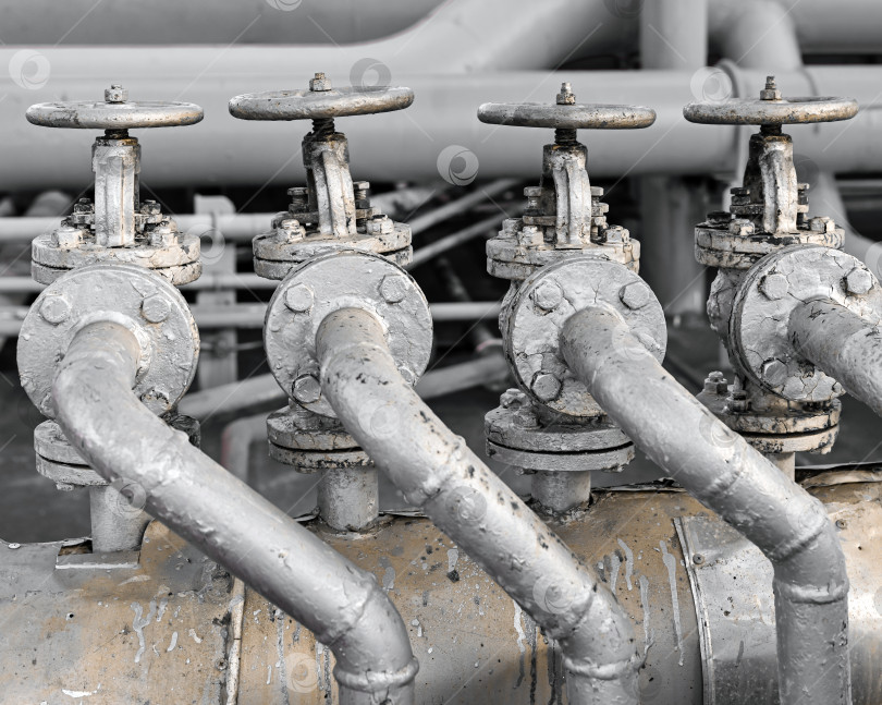 Скачать Старые клапаны коллектора на промышленном объекте фотосток Ozero