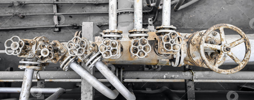 Скачать Старые клапаны коллектора на промышленном объекте фотосток Ozero