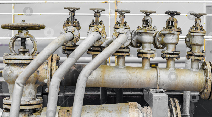 Скачать Старые клапаны коллектора на промышленном объекте фотосток Ozero