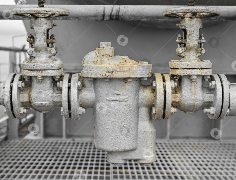 Скачать Старые клапаны коллектора на промышленном объекте фотосток Ozero