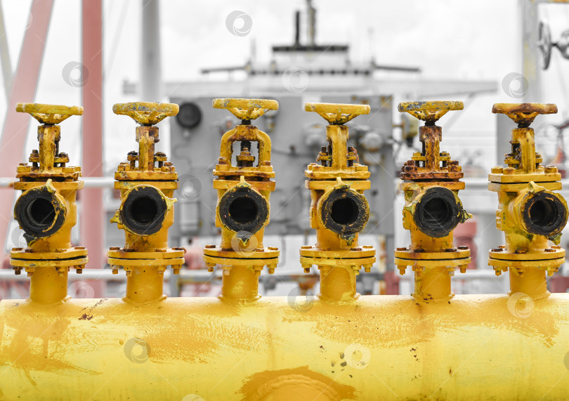 Скачать Старые клапаны коллектора на промышленном объекте фотосток Ozero