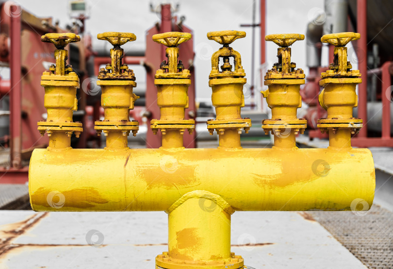 Скачать Старые клапаны коллектора на промышленном объекте фотосток Ozero