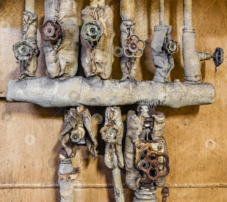 Скачать Старые клапаны коллектора на промышленном объекте фотосток Ozero