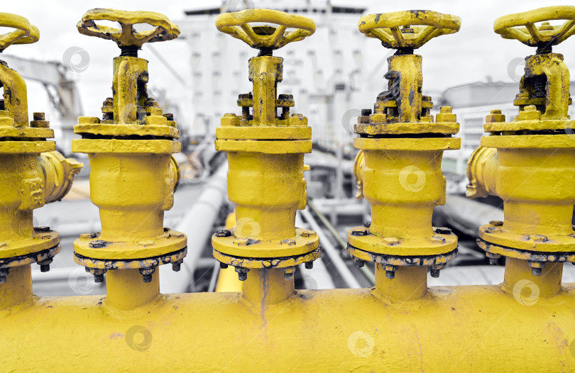 Скачать Старые клапаны коллектора на промышленном объекте фотосток Ozero