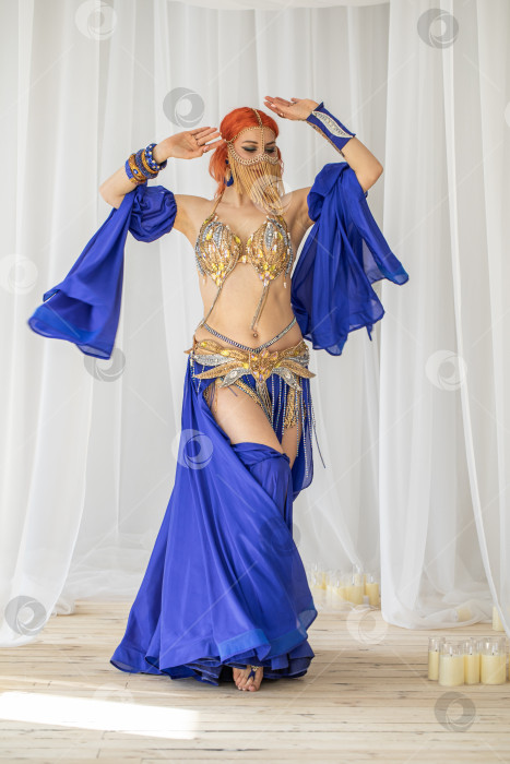 Скачать Портрет рыжеволосой женщины в танцевальном костюме фотосток Ozero