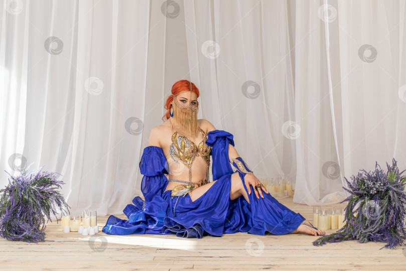 Скачать Портрет рыжеволосой женщины в танцевальном костюме фотосток Ozero