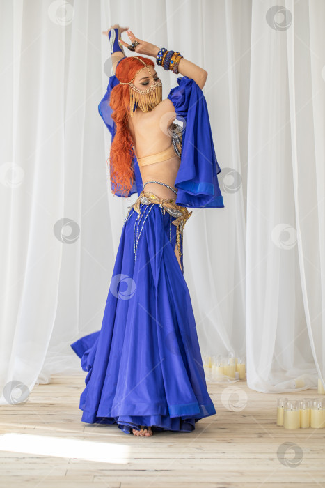 Скачать Портрет рыжеволосой женщины в танцевальном костюме фотосток Ozero