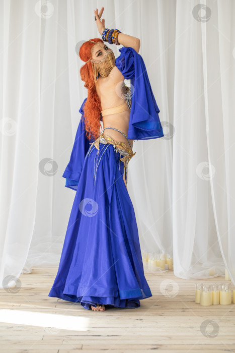 Скачать Портрет рыжеволосой женщины в танцевальном костюме фотосток Ozero