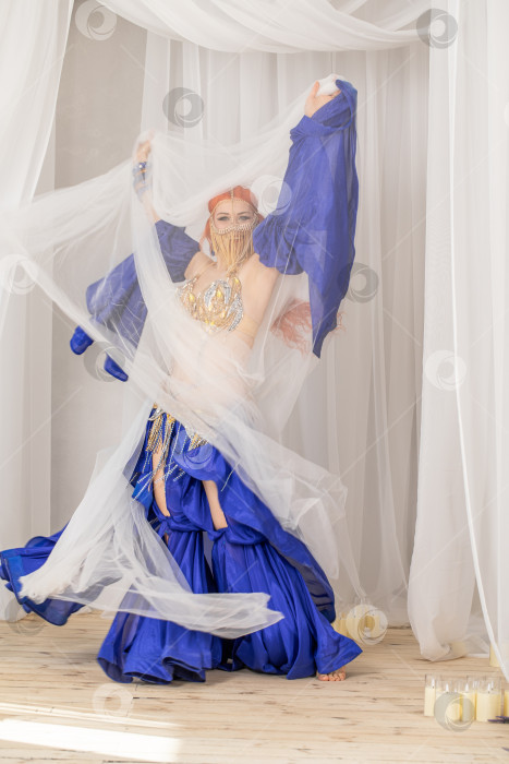 Скачать Портрет рыжеволосой женщины в танцевальном костюме фотосток Ozero