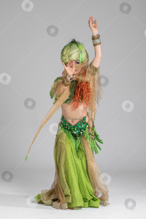 Скачать Портрет рыжеволосой женщины в танцевальном костюме фотосток Ozero