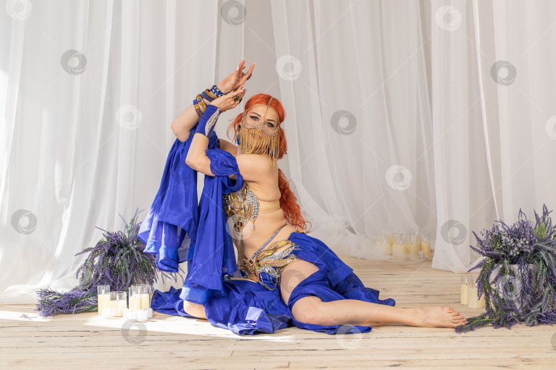 Скачать Портрет рыжеволосой женщины в танцевальном костюме фотосток Ozero