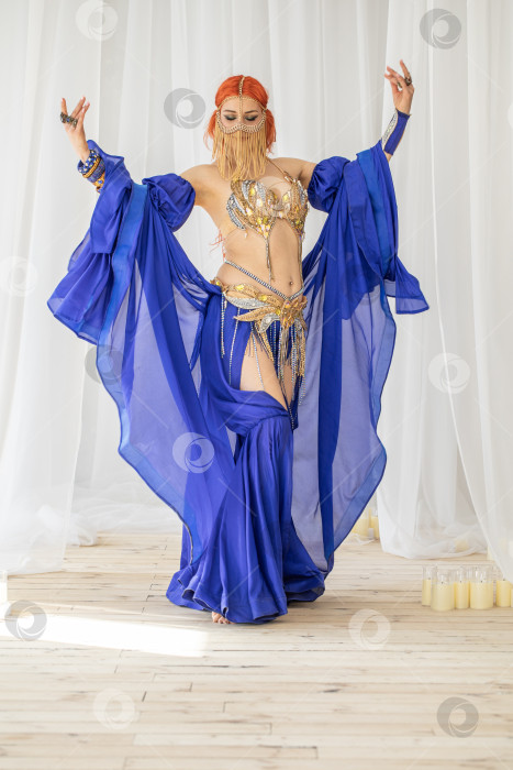 Скачать Портрет рыжеволосой женщины в танцевальном костюме фотосток Ozero