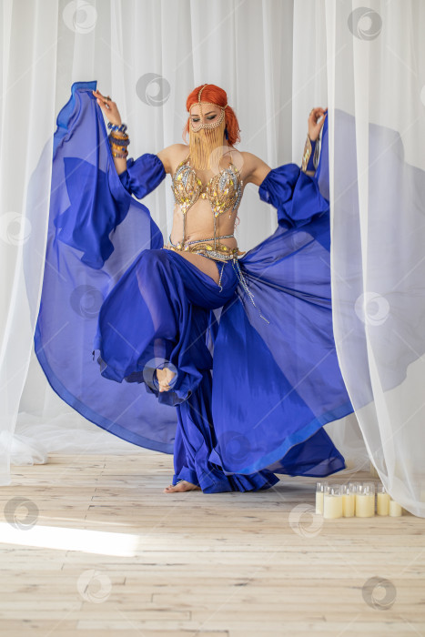 Скачать Портрет рыжеволосой женщины в танцевальном костюме фотосток Ozero