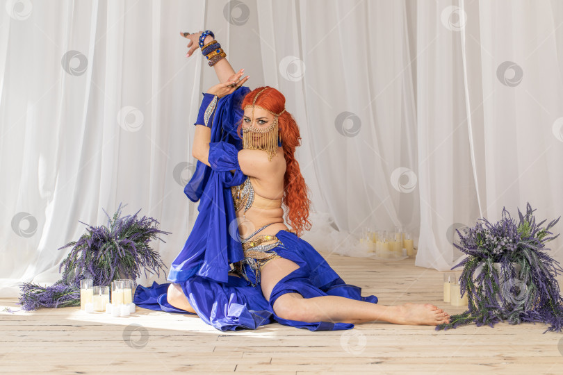 Скачать Портрет рыжеволосой женщины в танцевальном костюме фотосток Ozero