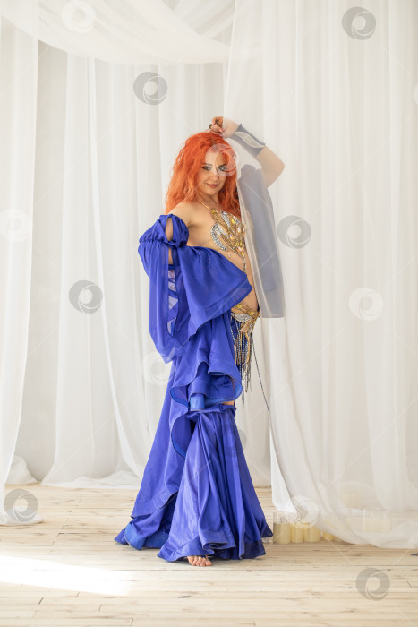 Скачать Портрет рыжеволосой женщины в танцевальном костюме фотосток Ozero