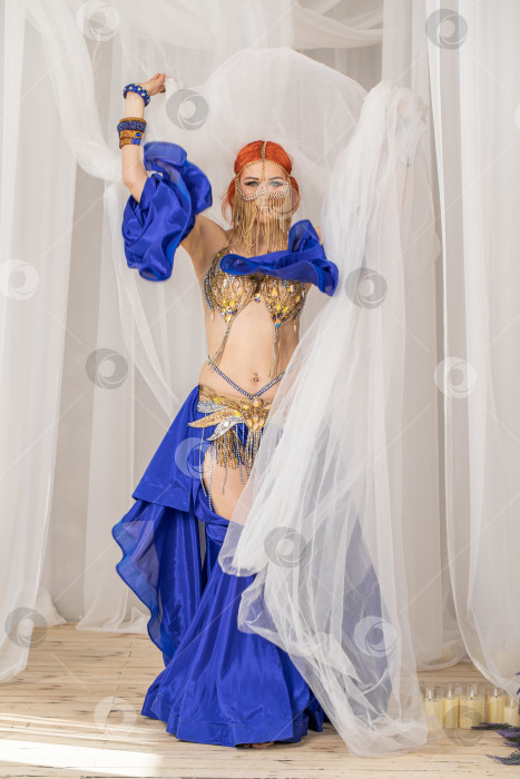 Скачать Портрет рыжеволосой женщины в танцевальном костюме фотосток Ozero