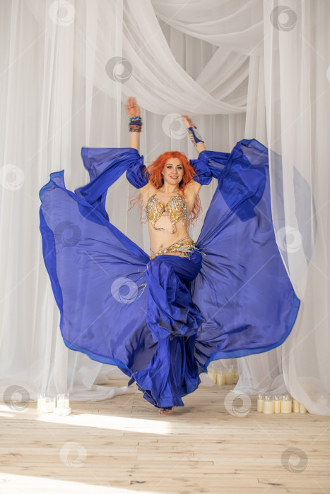 Скачать Портрет рыжеволосой женщины в танцевальном костюме фотосток Ozero