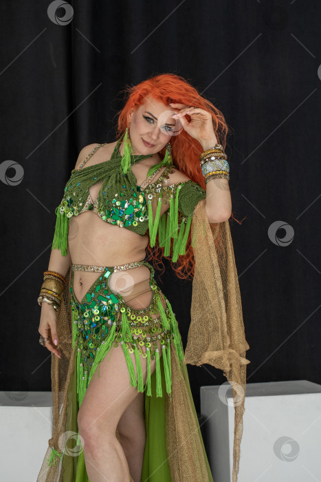 Скачать Портрет рыжеволосой женщины в танцевальном костюме фотосток Ozero