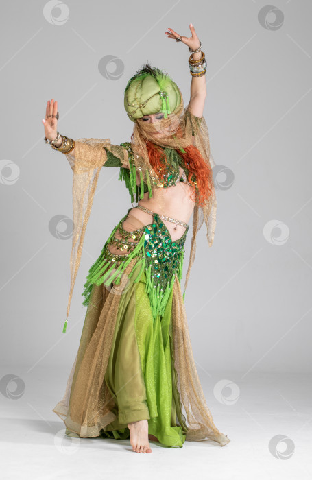 Скачать Портрет рыжеволосой женщины в танцевальном костюме фотосток Ozero