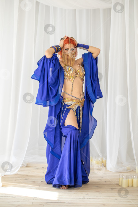 Скачать Портрет рыжеволосой женщины в танцевальном костюме фотосток Ozero