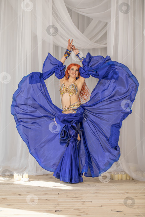 Скачать Портрет рыжеволосой женщины в танцевальном костюме фотосток Ozero