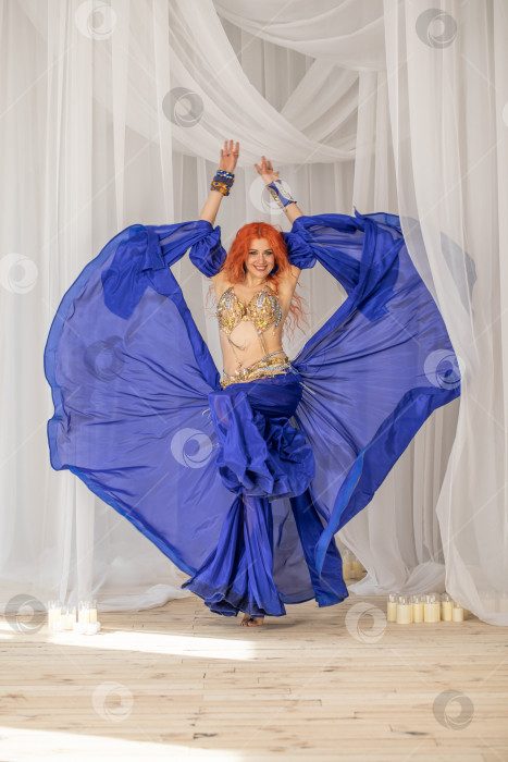 Скачать Портрет рыжеволосой женщины в танцевальном костюме фотосток Ozero