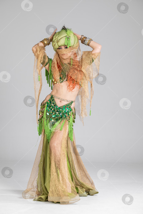 Скачать Портрет рыжеволосой женщины в танцевальном костюме фотосток Ozero