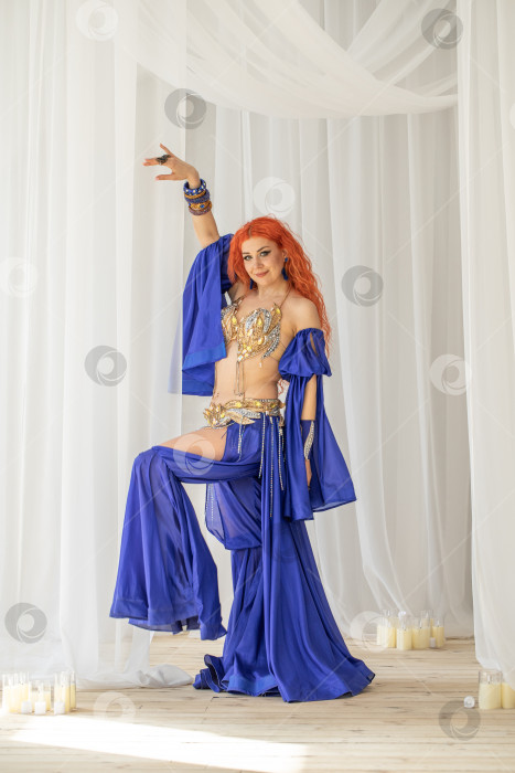 Скачать Портрет рыжеволосой женщины в танцевальном костюме фотосток Ozero