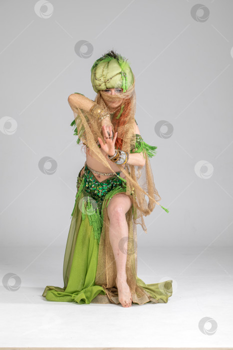 Скачать Портрет рыжеволосой женщины в танцевальном костюме фотосток Ozero