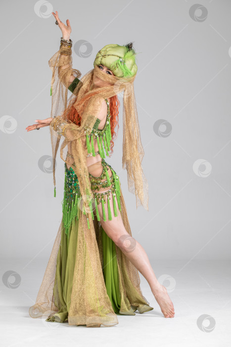 Скачать Портрет рыжеволосой женщины в танцевальном костюме фотосток Ozero